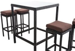 CLP Polyrattan Gartenbar-Set Alia 5mm I Rundrattan Gartenmöbel-Set Mit Tisch Und 4 Barhockern Inkl. Sitzkissen I In Verschiedenen Farben -Entspannender Garten 8600246500 309800 prod 005