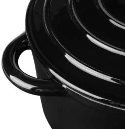 CLP Dutch Oven Kochtopf I Mit Silikon-Topflappen I Emaillierter Gusseisen-Topf Zum Kochen & Backen -Entspannender Garten 8600246500 317372 prod 006