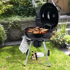 Outsunny Grillwagen Mit Aschenträger Schwarz, Silber 57 X 63 X 94 Cm (LxBxH) | Kohlegrill BBQ Standgrill Holzkohlegrill Gartengrill -Entspannender Garten 8600336600 846 021 prod 003